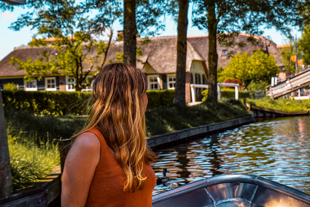 Giethoorn 7 - Varen in Giethoorn: dit wil je weten over het huren van een bootje