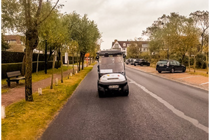 elektrische golfkar huren uitgelicht rond 420x280 - Vriendenweekend tip: huur een elektrische golfkar